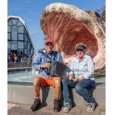 11 fountains Stavoren-Wiepke en Gerda voor de fontein - foto aangeleverd