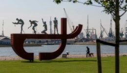 Clave. Monument voor de slavernij, Rotterdam, Alex de Silva (2013)