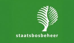 Boomlogo met groen achtergrond en witte tekst "staatsbosbeheer".