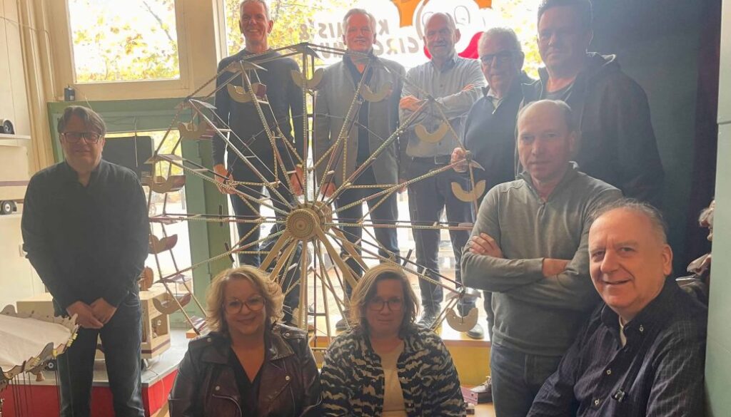 Sponsoren, gemeente en vertegenwoordigers van Steenwijk Vestingstad bij het reuzenrad in het voormalige Kermis & Circusmuseum - foto Steenwijk Vestingstad