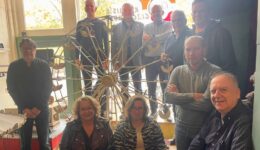 Sponsoren, gemeente en vertegenwoordigers van Steenwijk Vestingstad bij het reuzenrad in het voormalige Kermis & Circusmuseum - foto Steenwijk Vestingstad