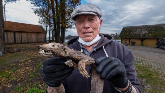 Hans Drost met steenmartermummie uit Kampen - foto aangeleverd