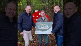 Centrϕide overhandigt cheque - foto aangeleverd