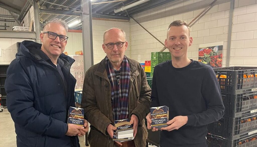 André Spans (rechts) overhandigt namens Rabobank de toegangstickets aan Sybe Troelstra (midden), penningmeester van de Voedselbank Steenwijkerland. Sander Fortunati (Steenwijk Vestingstad) is blij met de actie van Rabobank Meppel-Staphorst-Steenwijkerland.