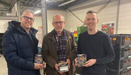 André Spans (rechts) overhandigt namens Rabobank de toegangstickets aan Sybe Troelstra (midden), penningmeester van de Voedselbank Steenwijkerland. Sander Fortunati (Steenwijk Vestingstad) is blij met de actie van Rabobank Meppel-Staphorst-Steenwijkerland.