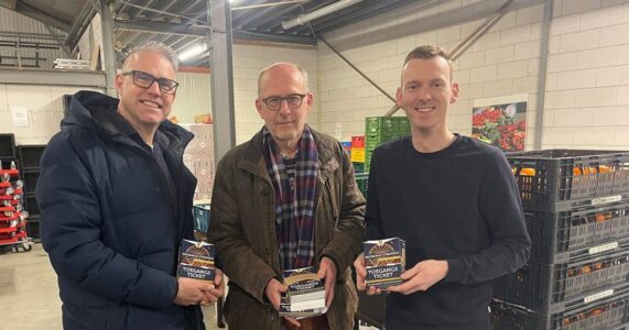 André Spans (rechts) overhandigt namens Rabobank de toegangstickets aan Sybe Troelstra (midden), penningmeester van de Voedselbank Steenwijkerland. Sander Fortunati (Steenwijk Vestingstad) is blij met de actie van Rabobank Meppel-Staphorst-Steenwijkerland.