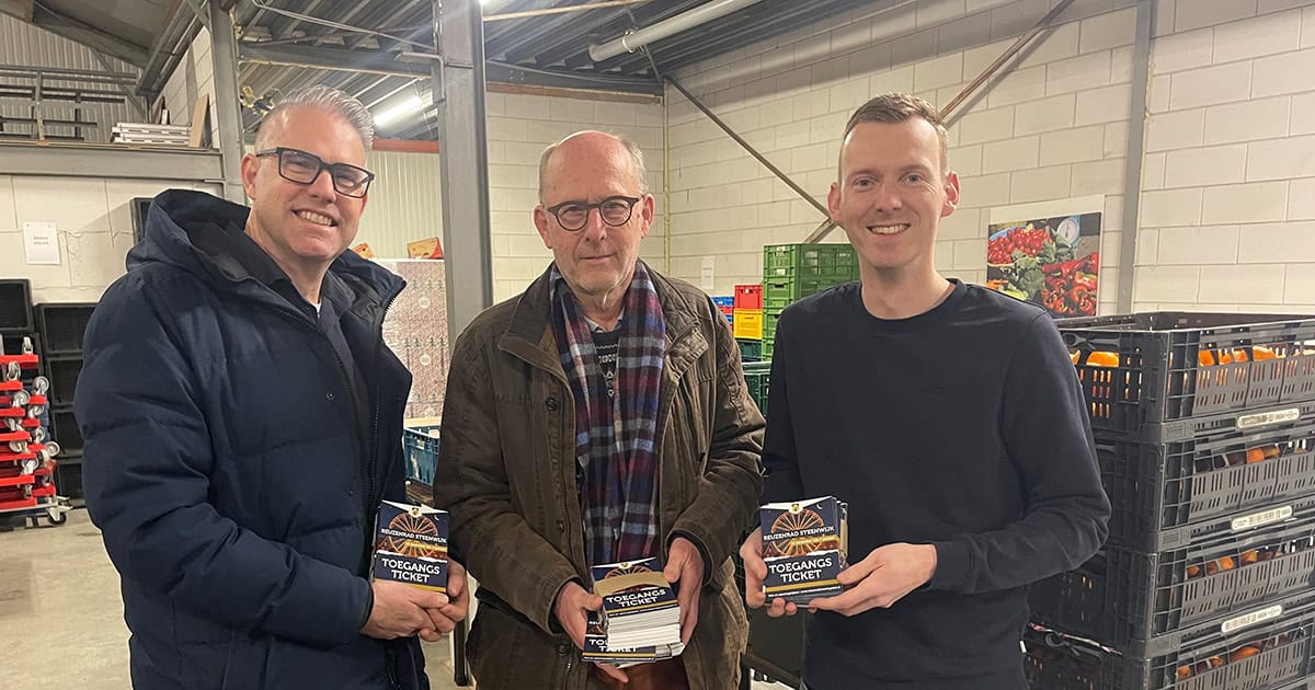 André Spans (rechts) overhandigt namens Rabobank de toegangstickets aan Sybe Troelstra (midden), penningmeester van de Voedselbank Steenwijkerland. Sander Fortunati (Steenwijk Vestingstad) is blij met de actie van Rabobank Meppel-Staphorst-Steenwijkerland.