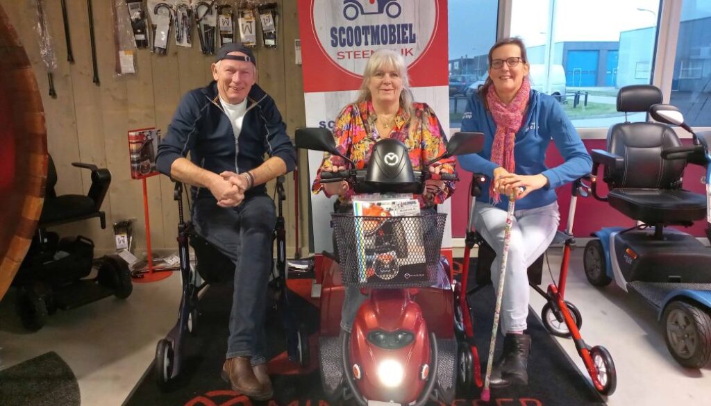 Op de foto: Nico en Maud de Haan van de Scootmobiel Winkel en Paula Bierma van Sociaal Werk De Kop.