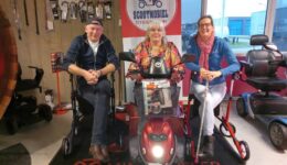Op de foto: Nico en Maud de Haan van de Scootmobiel Winkel en Paula Bierma van Sociaal Werk De Kop.