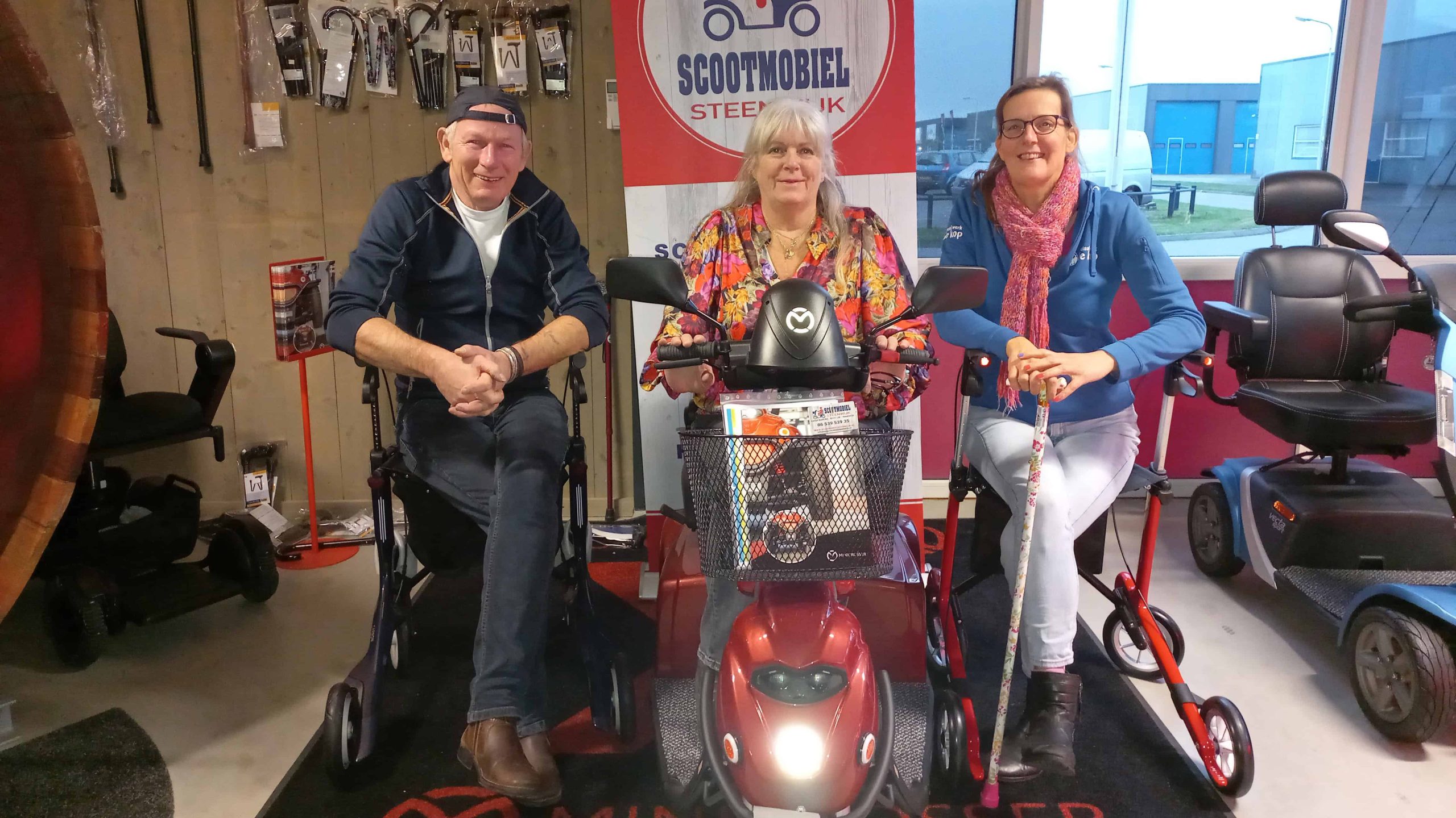 Op de foto: Nico en Maud de Haan van de Scootmobiel Winkel en Paula Bierma van Sociaal Werk De Kop.