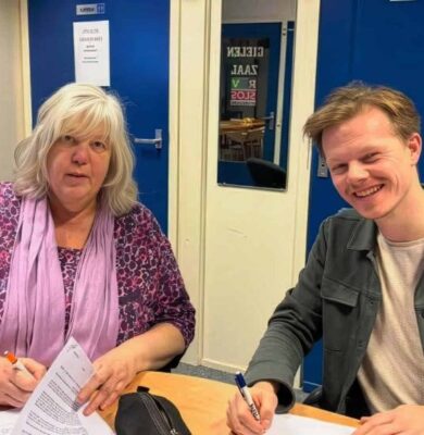 Aukje Oppersma (secretaris Omroep Odrie, namens de samenwerkende lokale omroepen) en Joey Teekamp tekenen de opdrachtovereenkomst. Foto: Streekomroep De Werven