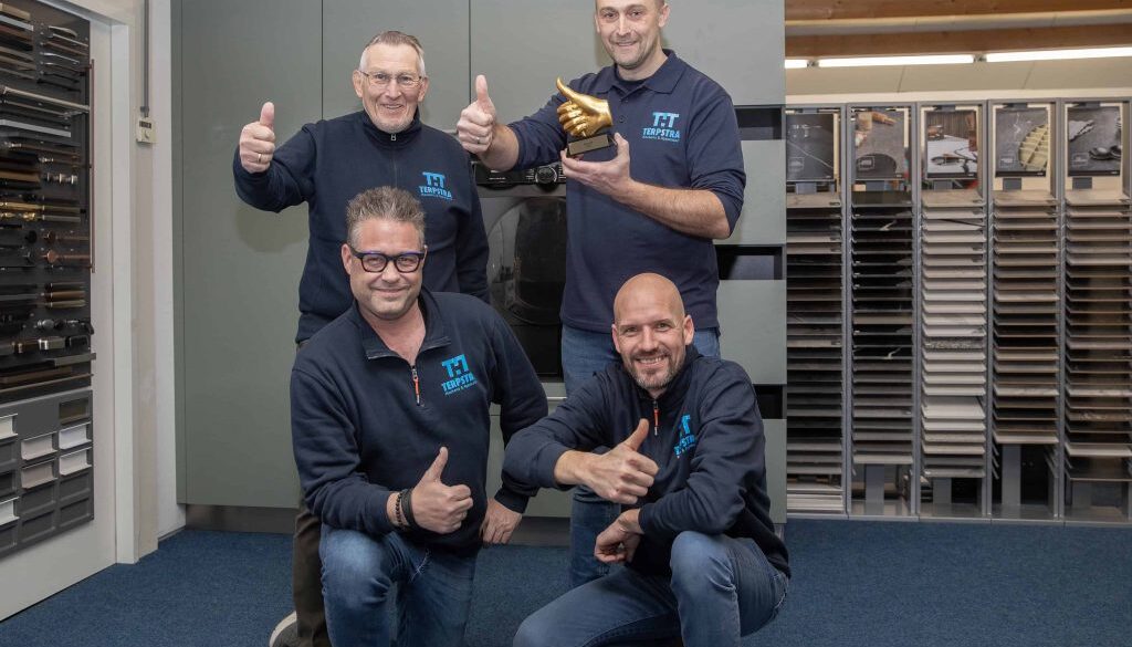 Het team van THT Terpstra is blij met de consumentenwaardering ‘Gouden Belbus Duim’. (vlnr) achter: Lammert Terpstra en Johannes Terpstra. Voor: Gerard van de Kuijt en Auke Storm - foto aangeleverd