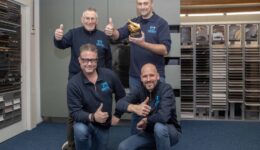 Het team van THT Terpstra is blij met de consumentenwaardering ‘Gouden Belbus Duim’. (vlnr) achter: Lammert Terpstra en Johannes Terpstra. Voor: Gerard van de Kuijt en Auke Storm - foto aangeleverd