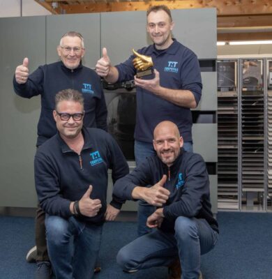 Het team van THT Terpstra is blij met de consumentenwaardering ‘Gouden Belbus Duim’. (vlnr) achter: Lammert Terpstra en Johannes Terpstra. Voor: Gerard van de Kuijt en Auke Storm - foto aangeleverd