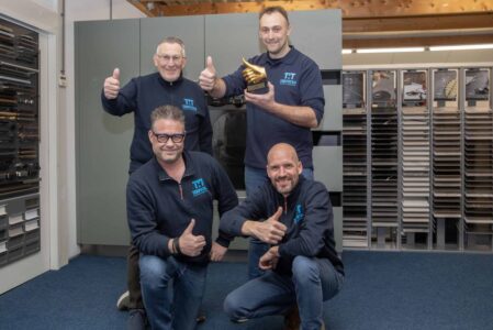 Het team van THT Terpstra is blij met de consumentenwaardering ‘Gouden Belbus Duim’. (vlnr) achter: Lammert Terpstra en Johannes Terpstra. Voor: Gerard van de Kuijt en Auke Storm - foto aangeleverd