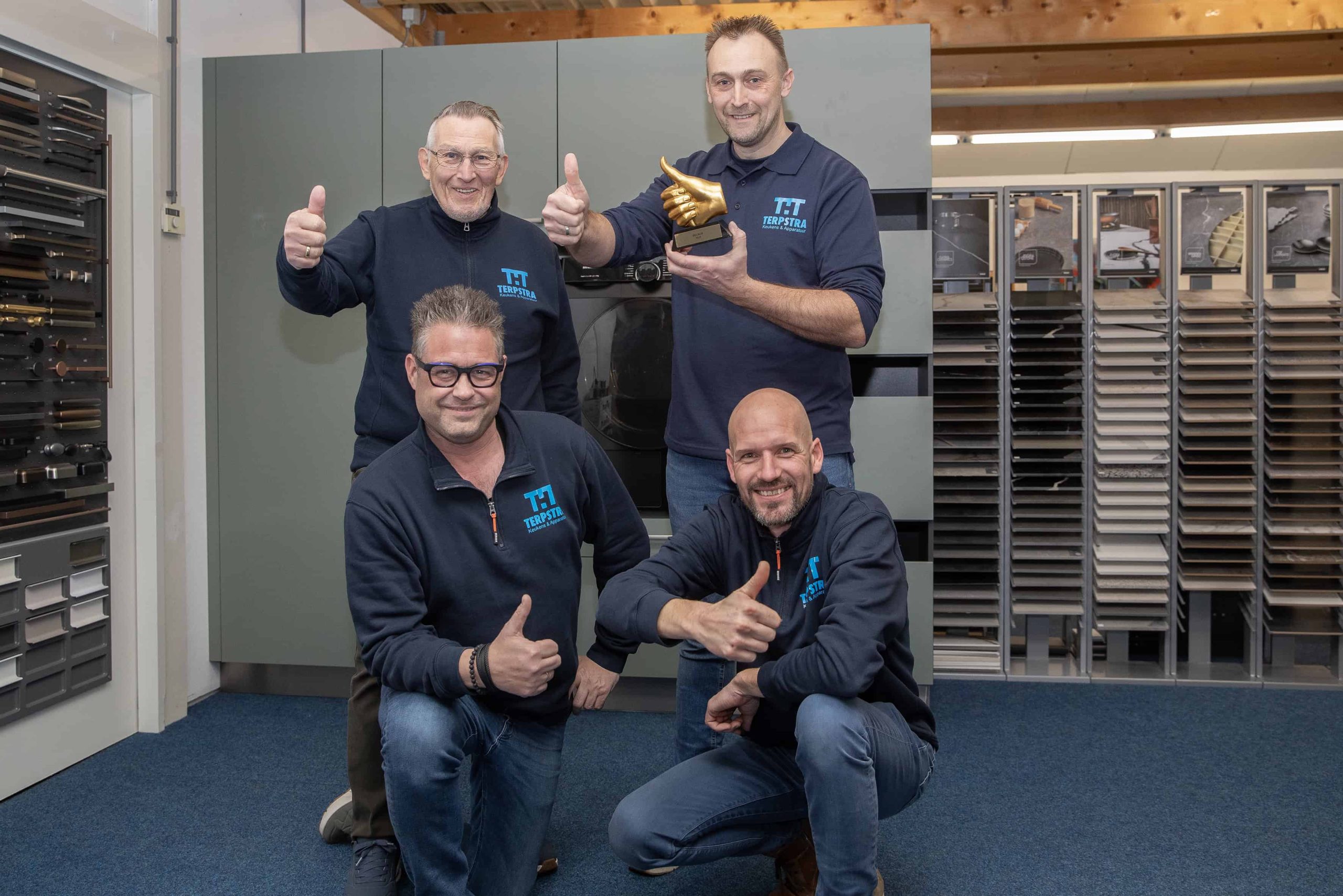Het team van THT Terpstra is blij met de consumentenwaardering ‘Gouden Belbus Duim’. (vlnr) achter: Lammert Terpstra en Johannes Terpstra. Voor: Gerard van de Kuijt en Auke Storm - foto aangeleverd