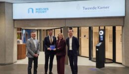 Lobby voor randweg Ossenzijl januari 2026. V.l.n.r.: Marius Tielemans (wethouder Bernheze), Robert van Asten (Tweede Kamerlid D66), Miriam Slomp-Dekkers en Melvin Smit (gemeente Steenwijkerland). -foto aangeleverd