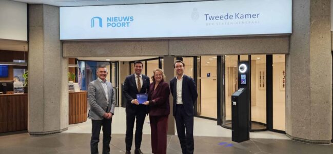Lobby voor randweg Ossenzijl januari 2026. V.l.n.r.: Marius Tielemans (wethouder Bernheze), Robert van Asten (Tweede Kamerlid D66), Miriam Slomp-Dekkers en Melvin Smit (gemeente Steenwijkerland). -foto aangeleverd