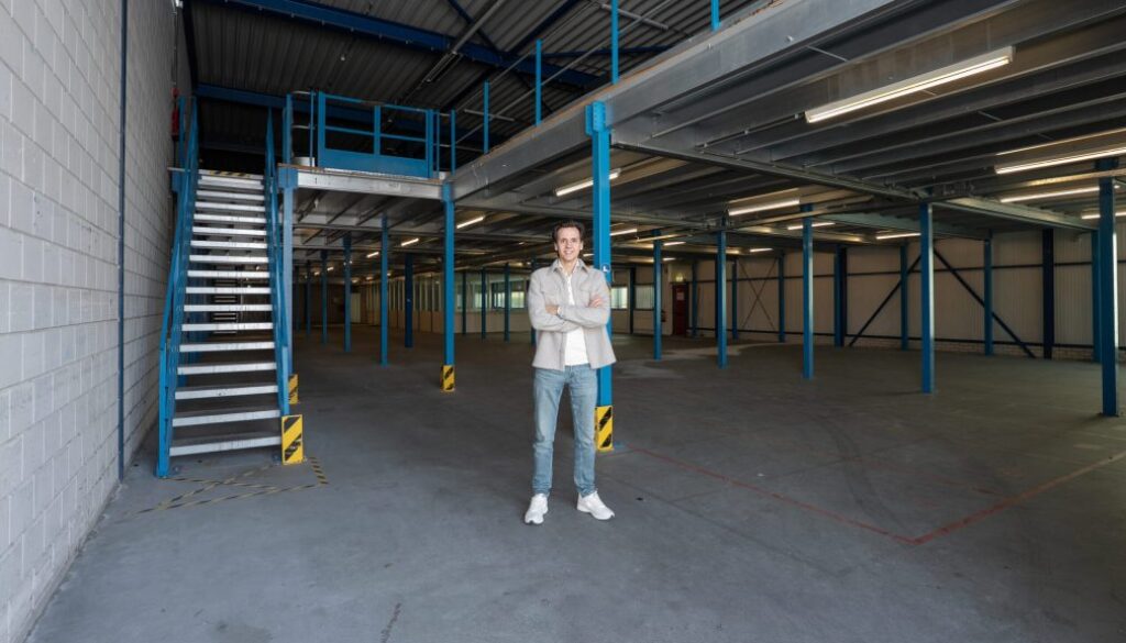 Julian Doorten, medeoprichter van Storage Share, in de hal van het nieuwe pand - foto aangeleverd