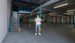 Julian Doorten, medeoprichter van Storage Share, in de hal van het nieuwe pand - foto aangeleverd