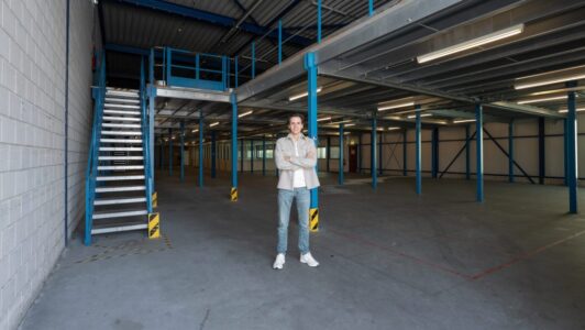 Julian Doorten, medeoprichter van Storage Share, in de hal van het nieuwe pand - foto aangeleverd