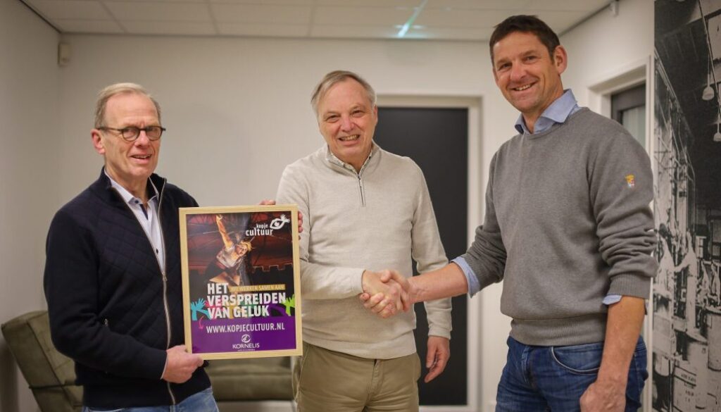 Kopje Cultuur Kornelis tekenen een sponsorovereenkomst - foto aangeleverd