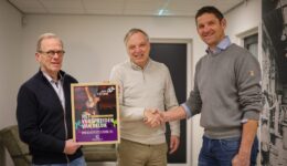 Kopje Cultuur Kornelis tekenen een sponsorovereenkomst - foto aangeleverd