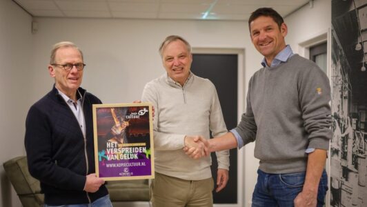 Kopje Cultuur Kornelis tekenen een sponsorovereenkomst - foto aangeleverd
