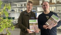 Overhandige eerste werkboek Ecologie in de Vreugderijkerwaard - foto aangeleverd
