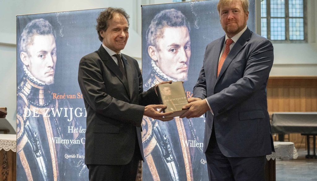 Chris van Houts reikt Van Stipriaan het eerste exemplaar van zijn boek over Willem van Oranje uit aan de Koning. foto aangeleverd