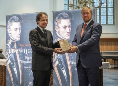 Chris van Houts reikt Van Stipriaan het eerste exemplaar van zijn boek over Willem van Oranje uit aan de Koning. foto aangeleverd