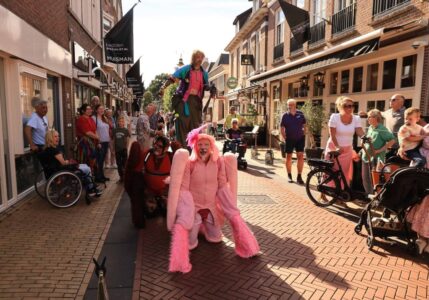 Straattheater Who let the dogs uit tijdens Kopje Cultuur 2025  - foto Klaas Brinkman