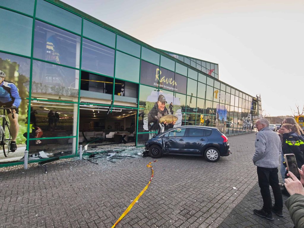 Auto ramt gevel - foto Thom Dolstra