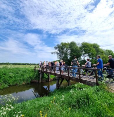 fietsers op brug rolderdiep - foto NP Drentsche Aa
