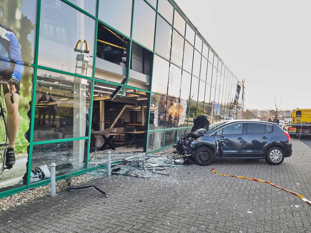 Auto ramt gevel - foto Thom Dolstra