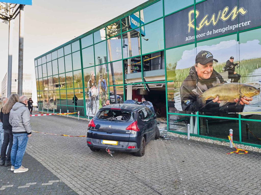 Auto ramt gevel - foto Thom Dolstra