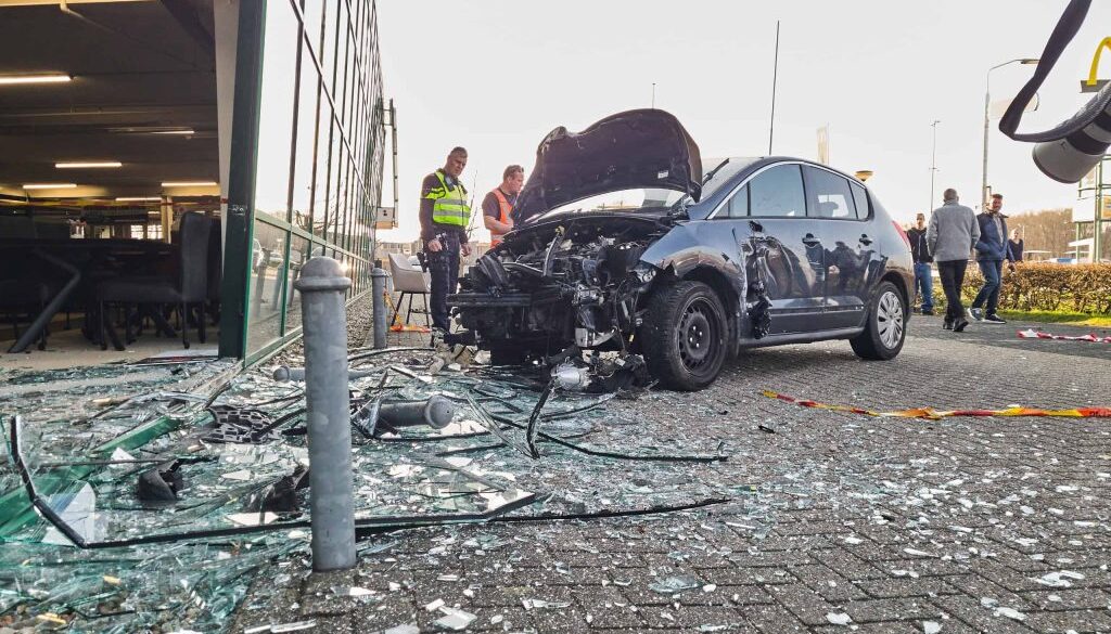Auto ramt gevel - foto Thom Dolstra