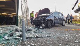 Auto ramt gevel - foto Thom Dolstra