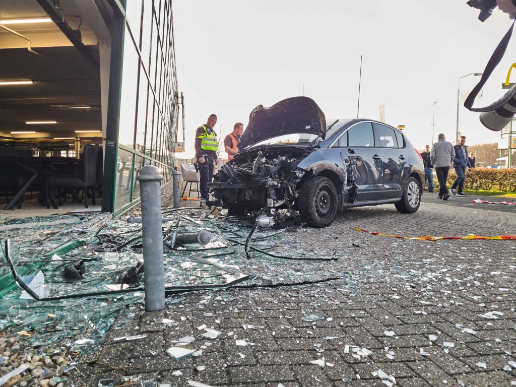 Auto ramt gevel - foto Thom Dolstra