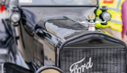 Front view on black Ford Model T from 1900s - foto aangeleverd