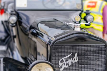 Front view on black Ford Model T from 1900s - foto aangeleverd