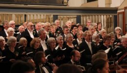 Het koor van de COV Steenwijk e.o. in volle glorie bij een van zijn concerten in de Grote Kerk - foto Kees Vingerhoets