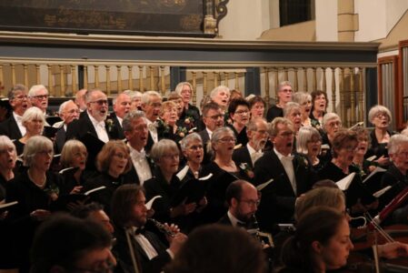 Het koor van de COV Steenwijk e.o. in volle glorie bij een van zijn concerten in de Grote Kerk - foto Kees Vingerhoets