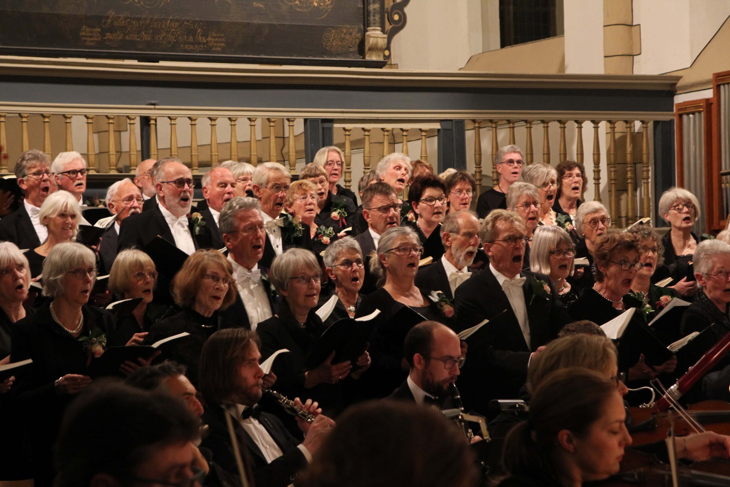 Het koor van de COV Steenwijk e.o. in volle glorie bij een van zijn concerten in de Grote Kerk - foto Kees Vingerhoets