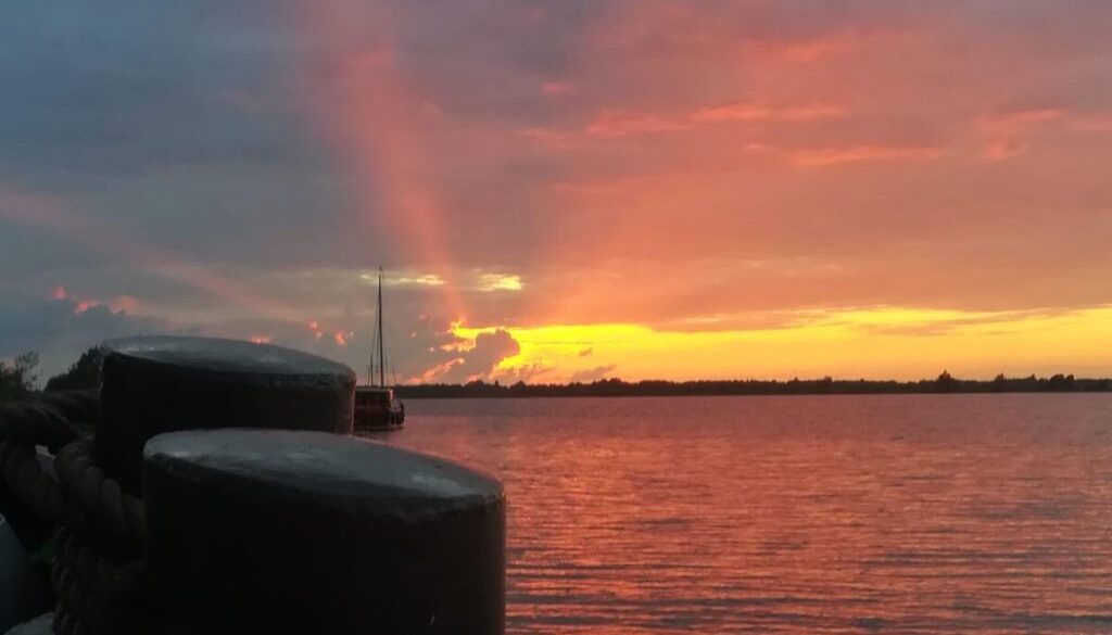 Zonsondergang met bolders - foto aangeleverd