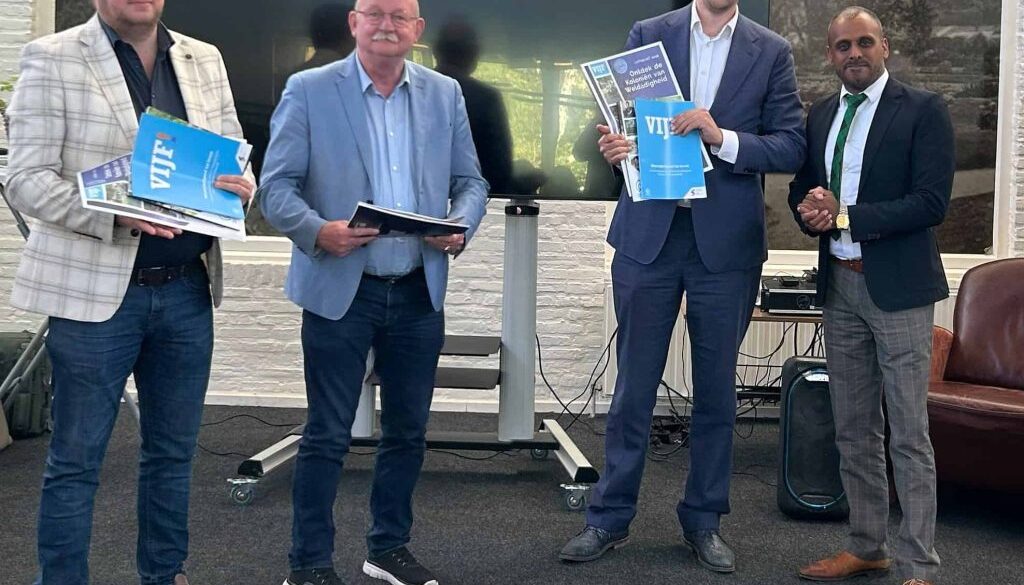 Aftrap toeristisch seizoen burgemeester Smid en wethouders Boonstra en Hoen - foto aangeleverd