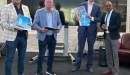 Aftrap toeristisch seizoen burgemeester Smid en wethouders Boonstra en Hoen - foto aangeleverd