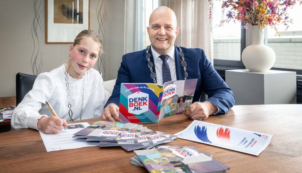 Steenwijk Burgemeester Erik de Groot en kinderburgemeester Ynthe Spijker met het 4 en 5 mei boekje - foto Gemeente Steenwijkerland/Wilbert Bijzitter