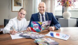 Steenwijk Burgemeester Erik de Groot en kinderburgemeester Ynthe Spijker met het 4 en 5 mei boekje - foto Gemeente Steenwijkerland/Wilbert Bijzitter