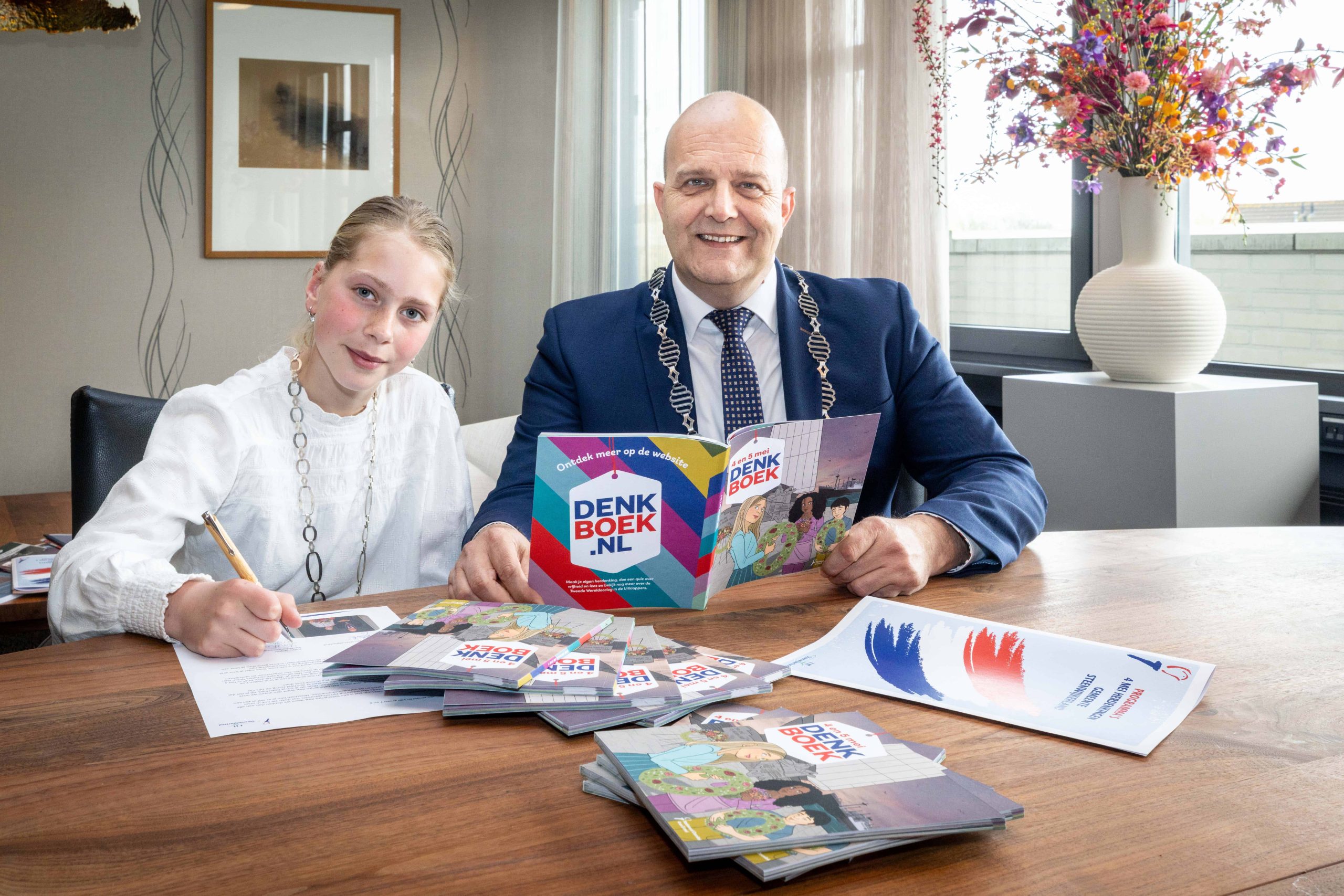 Steenwijk Burgemeester Erik de Groot en kinderburgemeester Ynthe Spijker met het 4 en 5 mei boekje - foto Gemeente Steenwijkerland/Wilbert Bijzitter
